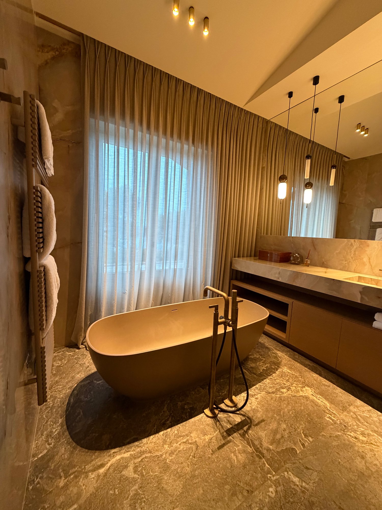 Room 1 bathroom master